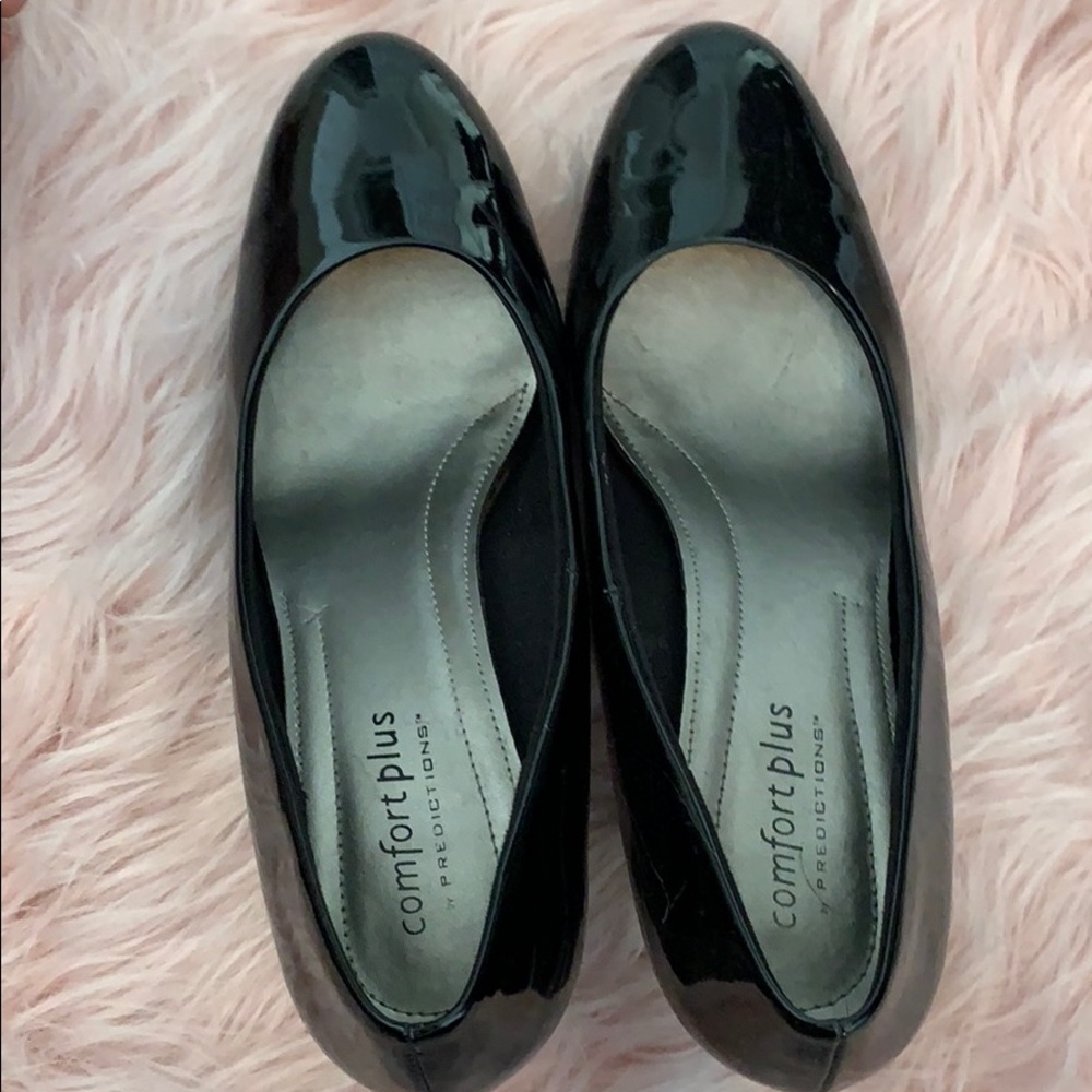 Small black pumps